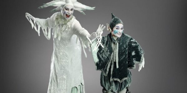 Christmas-Themed-Circus-Entertainers