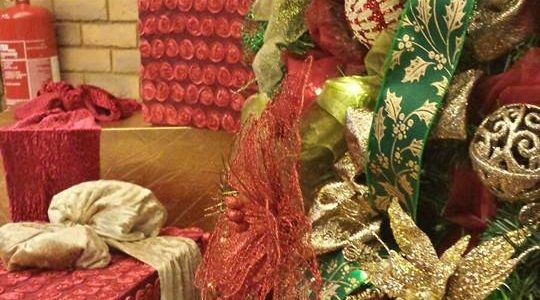 Classic Traditional Green red Tree