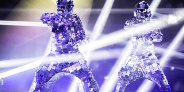 Dance-Show-With-Mirror-Men