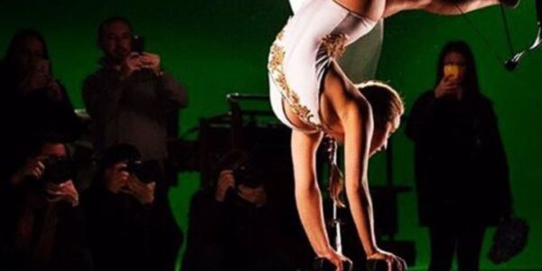 Foot_Archery_Show_In_A_Handstand