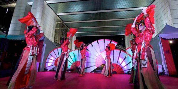 Geisha-Girls-Performing-Fan-Dance