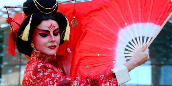 Geisha-Japanese-Dancer-With-Fan