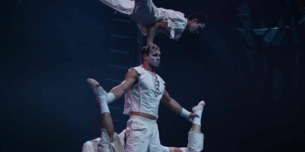 Hand-Balancing-Acrobatic-Show