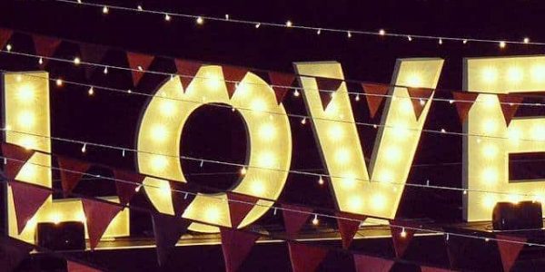Outdoor-Bunting-Decorations