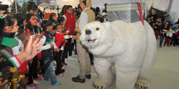 Polar-Bear-Animatronic-Interacting-With-Children
