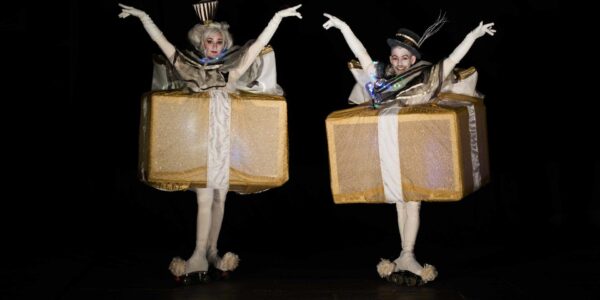 Present-Walkabout-Performers-On-Roller-Skates