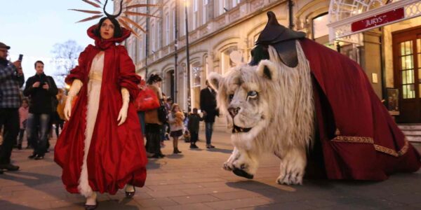 Roaming-Christmas-Entertainers-In-Street
