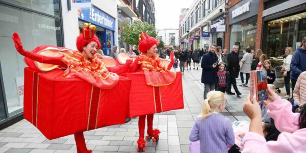 Roller-Skating-LED-Presents-Street-Entertainment-Christmas