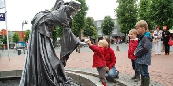 Silver-Lady-Human-Statue