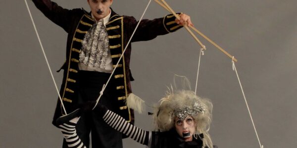 Spooky-Puppeteer-and-Puppet-Unique-Walkabout-Act