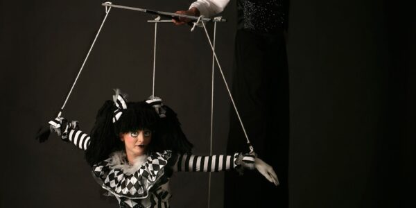 Spooky-Puppeteer-and-Puppet-Walkabout-Entertainment