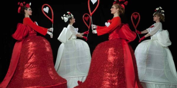 Stilt-Performers-For-Seasonal-Events