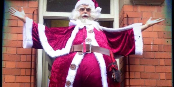Stilt-Walker-Dressed-As-Santa