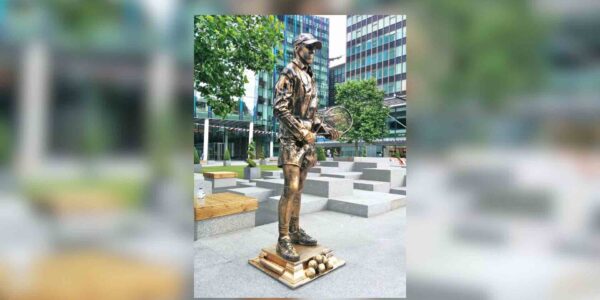 Tennis-Player-Living-Statue