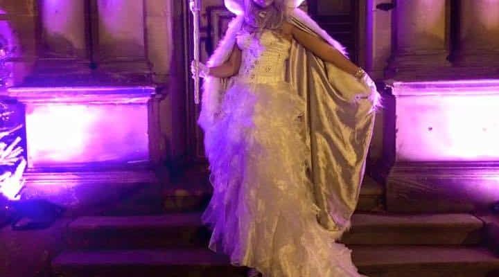 The-White-Queen-Stilt-Walker The-White-Queen-Stilt-Walker