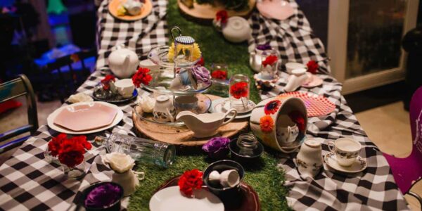 Alice-In-Wonderland-Table-Decorations