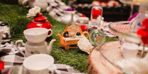 Alice-In-Wonderland-Table-Decorations-Close-Up