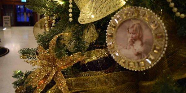 Close-Up-Luxury-Christmas-Tree-Decorations-Waldorf