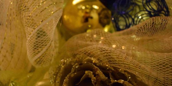 Gold-Christmas-Decorations-Waldorf-Close-Up