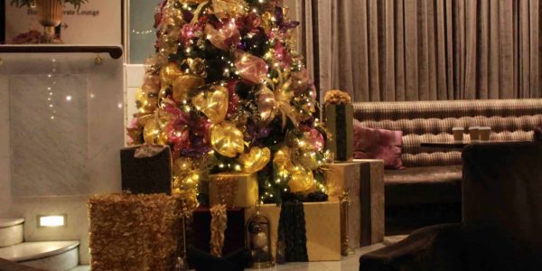 Golden-Luxury-Christmas-Decorations-Waldorf