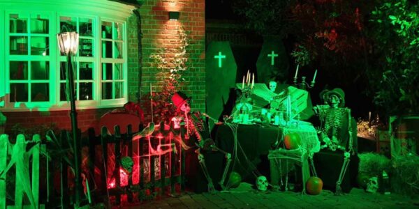 Halloween-House-Dressing-Bay-Window-Transformation