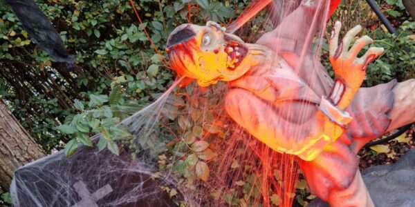 Halloween-House-Dressing-Bespoke-Zombie-Prop