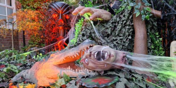 Halloween-House-Dressing-Crocodile-Screaming-Man-Prop