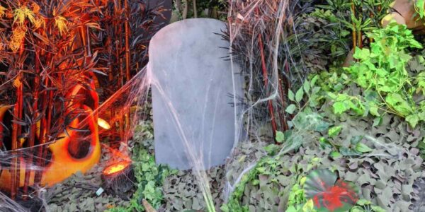 Halloween-House-Dressing-Grave-Prop-And-Overgrowth