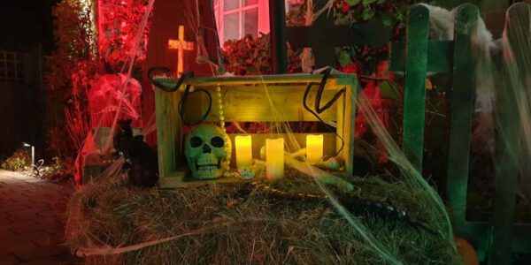 Halloween-House-Dressing-Hay-Bale-And-Props