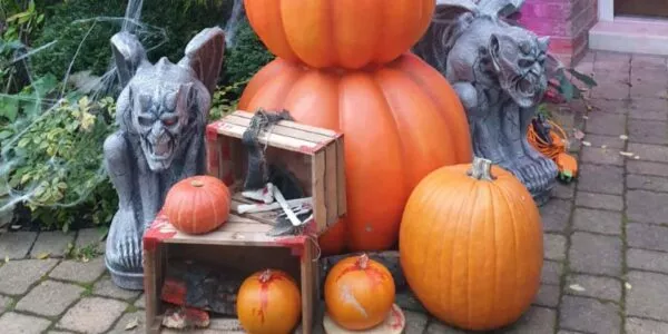 Halloween-House-Dressing-Pumpkins-And-Goblins-Props