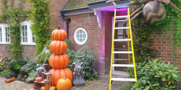 Halloween-House-Dressing-Setting-Up-Front-House-Decorations