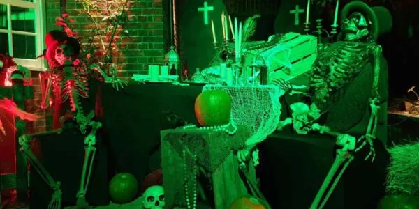 Halloween-House-Dressing-Skeletons-Skulls-Pumpkins-Props-Front-Of-House