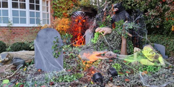 Halloween-House-Dressing-Zombie-Graveyard