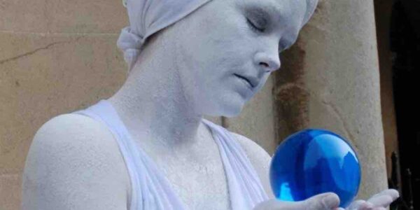 Hire-Juggling-Entertainer-Crystal-Ball-Juggler