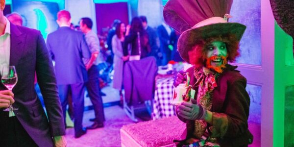Twisted-Alice-In-Wonderland-Mad-Hatter-Performer