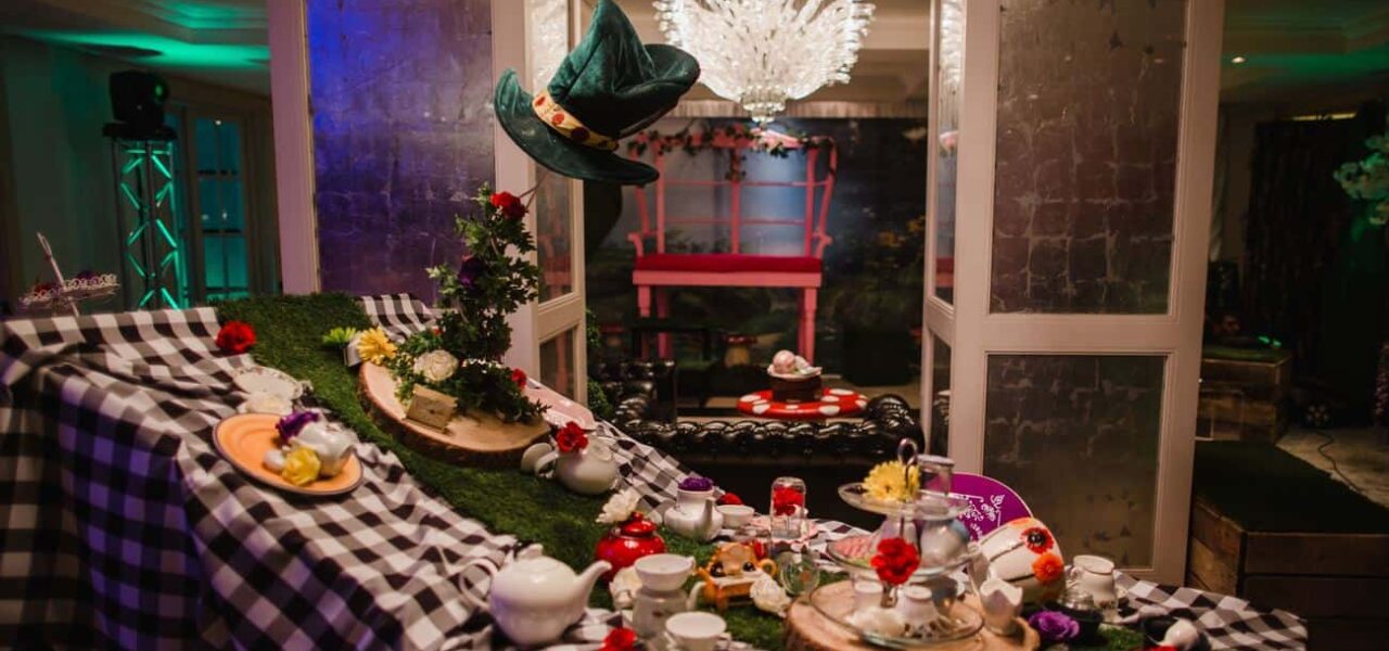 Twisted-Alice-In-Wonderland-Table-Decorations