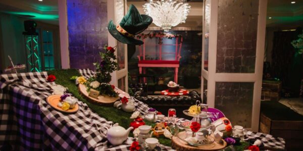 Twisted-Alice-In-Wonderland-Table-Decorations