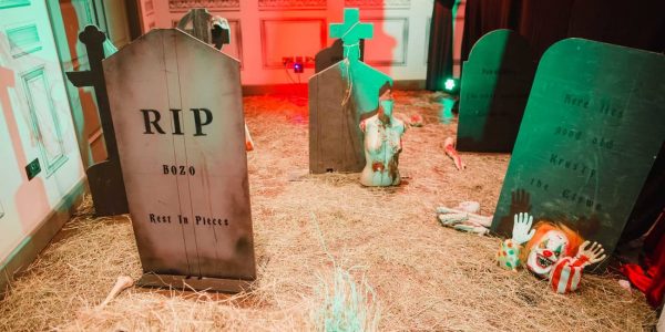 Twisted-Circus-Party-Gravestone-Decorations