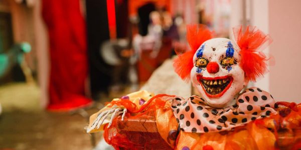 Twisted-Circus-Themed-Halloween-Party-Clown-Decorations