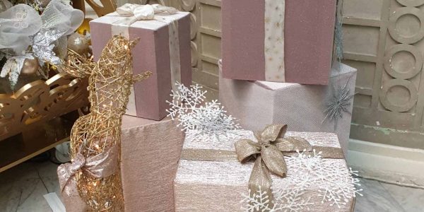 Waldorf-Hilton-London-Christmas-Tree-Presents