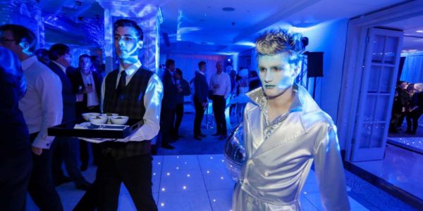 Winter-Wonderland-Walkabout-Performer