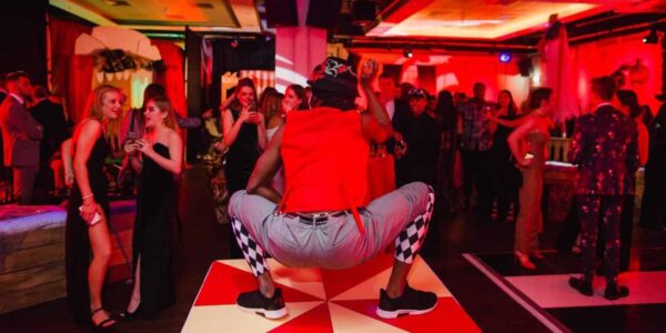 Circus-Themed-Entertainers-At-Event