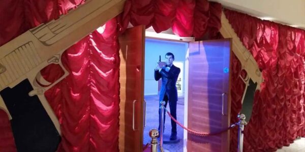 James-Bond-Themed-Party-Entrance-Styling