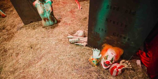 Scattered-Body-Part-Props-For-Immersive-Theming