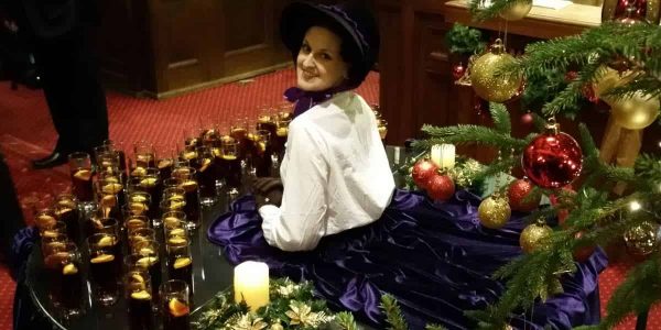 Victorian-Themed-Living-Table-Performer