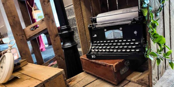 Vintage-Typewriter-For-1940s-Themed-Events