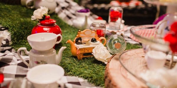 Alice-In-Wonderland-Table-Decorations-Close-Up