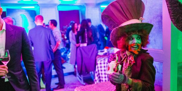 Alice-In-Wonderland-Themed-Entertainment