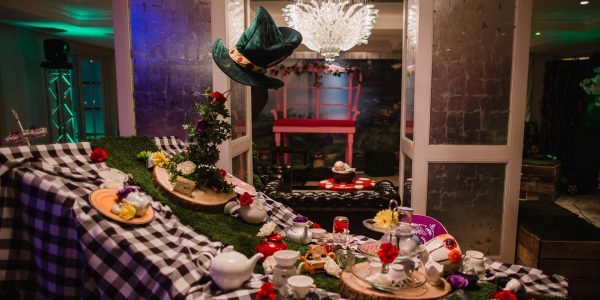 Alice-In-Wonderland-Themed-Table