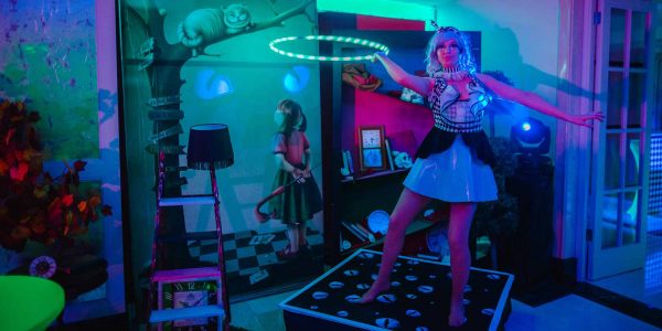 Alice-In-Wonderland-Walkabout-Hoop-Performer